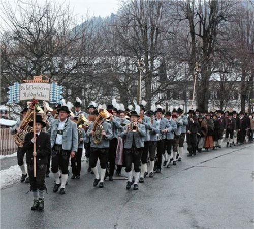 Mit einem Kirchzug zur Kirche St. Leonhard beginnt der Nußdorfer Schiffleutverein jedes Jahr seinen Jahrtag am dritten Sonntag nach Heilige Drei Könige.