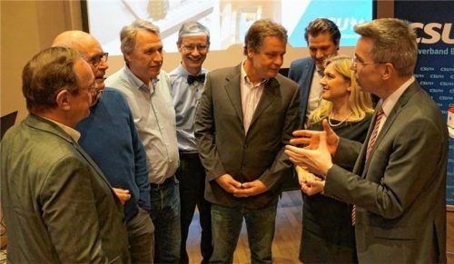 Mit Experten im Gespräch: Gesundheitsministerin Melanie Huml (Zweite von rechts) diskutiert mit Seniorenheim-Leiter Thomas Höllmüller, Kinderarzt Dr. Eberhard Wahnschaffe, Gynäkologe Dr. Wolfgang Vorhoff, HNO-Arzt Prof. Dr. Benno Weber, Hausarzt Dr. Ralf Freiberger, dem CSU-Ortsverbandsvorsitzenden Dr. Thomas Geppert und dem CSU-Landtagsabgeordneten Otto Lederer (von links).Foto  Gerlach