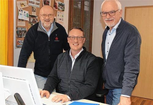 Mit Fritz Köhler (rechts) ging vor 18 Jahren in der Erzdiözese ein neues Berufsbild an den Start: „Verwaltungsleiter“ in Sachen Kindergartenverwaltung. Ab 1. April ist Köhler im Ruhestand und sein Nachfolger Wolfgang Gschlößl (Mitte) übernimmt die Aufgabe.Foto  Huckemeyer