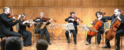 Mit gebührendem Ernst widmete sich das italienische „Sestetto Stradivari“ schwerer deutscher Musik. Foto Janka