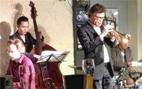 Mit Jazzstandards aus den 1950er- und 1960er-Jahren begeisterten Pianist Matthias Bublath, Bassist Tovcho Tsolmonbayar, Weltklasse-Trompeter John Marshall und Schlagzeuger Michael Keul im „Le Pirate“. Foto Lentner