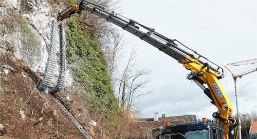 Mit schwerem Gerät wird der Schutzzaun angebracht. Dann wird er fachmännisch aufgefaltet und umschließt den Fels.Fotos hoffmann