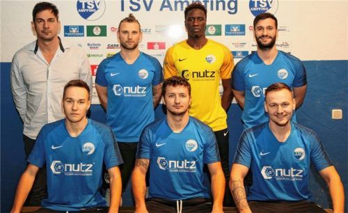Mit sieben Neuzugängen will der TSV Ampfing den Klassenerhalt realisieren. Sportlicher Leiter Adrian Malec, Kevin Kostner, Issa Ndiaye, Atakan Akdemir (hinten von links), Lucas Block, Ante Petrovic und Marius Bindiu (vorne von links). Es fehlt: Advam Vital Rocha De Oliveira.Foto Buchholz