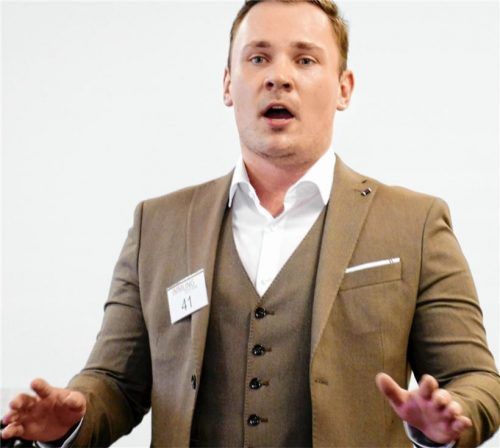 Mit virilem Charme singt Florian Conze seine Arien.Fotos  Janka