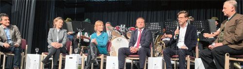 Moderator Florian Schrei mit den Bürgermeisterkandidaten Petra Hofmann (CSU), Dr.Nicole Eckert (Die Grünen), Uwe Klützmann-Hoffmann (SPD), Karl Mair (Parteifreie) und Robert Zehetmaier (Bayernpartei, von links) auf dem Podium im Antretter-Saal. Foto re