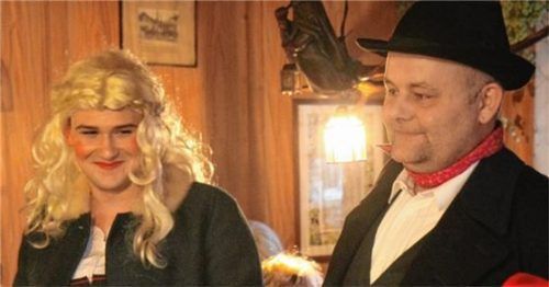 Mühsam sind die Verhandlungen um das Kuppelgeld. Die Braut Ludmilla Blechblosnbiaga (Lukas Wimmer) mit dem Schmuser Stoffehammer Naz (Thomas Winterer).