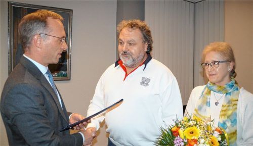 Mutig und selbstlos gehandelt haben Ernst Hölzlhammer (Mitte) und Angela Barth-Hölzlhammer, als sie im Dezember eine junge Frau aus dem Innkanal gerettet haben. Dafür überreicht ihnen Bürgermeister Robert Pötzsch die Ehrenurkunde der Stadt. Foto  Grundner