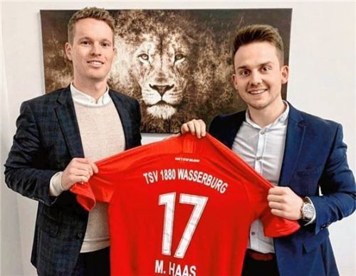 Nach der Vertragsverlängerung: Matthias Haas (links) und Abteilungsleiter Kevin Klammer.