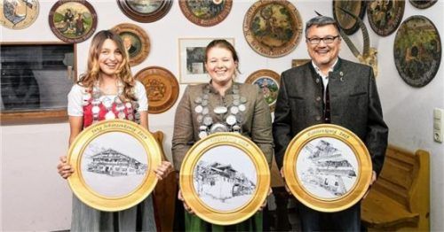 Nach einem harten Wettkampf frisch gekrönt (von links): Xenia Binder (Jugendkönigin), Julia Kreuz (Schützenkönigin) und Benjamin Kea (Pistolenkönig).