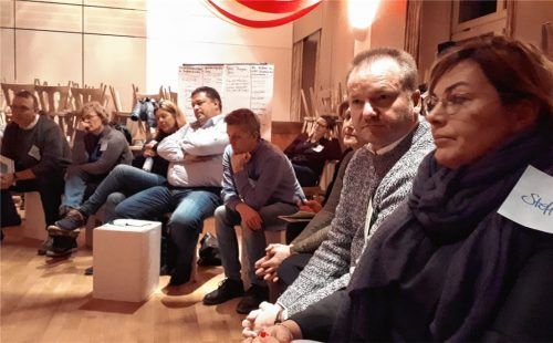 Nachdenkliche Mienen beim Dorfgespräch in Stephanskirchen. In der zweiten Runde ging es um Werte.Foto re
