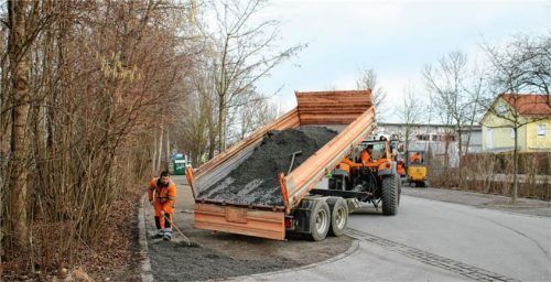 Neuen Mineralbeton haben die Mitarbeiter des Bauhofs an drei Tagen auf rund 80 Parkplätze am Neuen Friedhof aufgetragen, gestern sind sie fertig geworden. Foto Rieidger