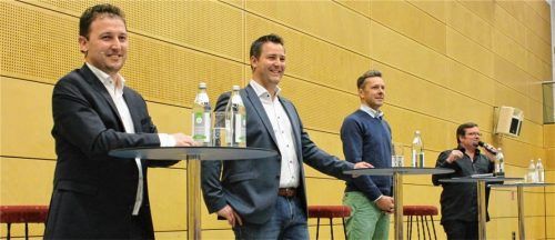Nicht in allen Punkten waren sich die drei Bürgermeisterkandidaten einig: Andreas Kölbl (AWG), Christian Weyrich (CSU) und Thomas Duxner (Bündnis Aschau) stellten sich bei der Podiumsdiskussion den Fragen von Moderator Thomas Föckersperger (von links) und dem Publikum. Foto  Lohmann