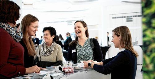 Nutzten die Möglichkeit zum Austausch (von links): Judith Eder (Urlaub auf dem Bauernhof), Barbara Kamhuber (Bauernland Inn-Salzach), Maria Jackl (Egger-Hof Taufkirchen), Martina Hintereder (Ferienhof Holzhauser Waldkraiburg) und Carina Aigner (Tourismusverband Inn-Salzach).Foto re