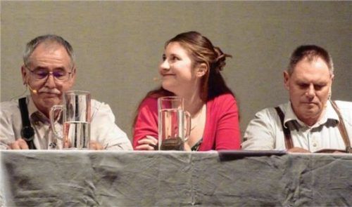 Originelle Versformen kreierten die beiden Autoren Max Dietrich (links) und Dr. Hans Küsters (rechts). Bei der inszenierten Lesung lieh Leni Böhm den weiblichen Figuren ihre Stimme. Foto Janeczka