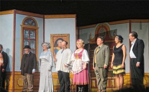 Penezek, Tante Bozena, Fürst Populescu, Gräfin Mariza, Tassilo, Lisa und Koloman Zsupan (von links). Foto hra