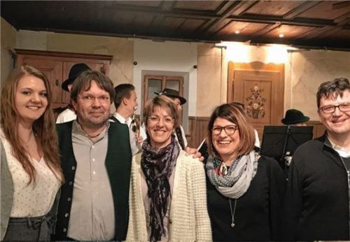 Pfarrer Claus Kebinger (rechts) wünscht Gemeindeassistentin im Vorbereitungsdienst Jacqueline Egold, Gemeindereferent Tobias Gaiser, Verwaltungsleiterin Dagmar Huber und Verwaltungsleiterin Maren Göttlinger (von links) einen guten Start.Foto re