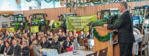 Plakate, Traktoren, klare Worte: BBV-Chef Josef Bodmaier beim Kreisbauerntag. In der ersten Reihe rechts: Ministerialdirigent Konrad Schmid. Foto heinz