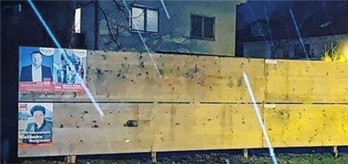 Plakatwand in Stephanskirchen rund um Mitternacht (links) und dieselbe Wand ein paar Stunden später. Fotos re