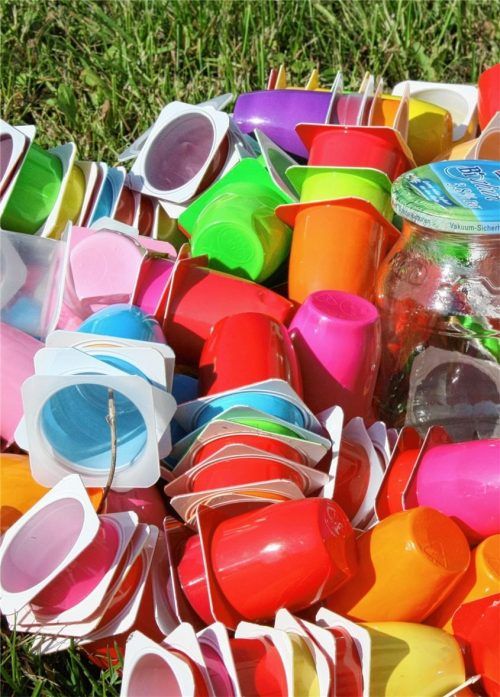 Plastik ist aus dem Alltag nicht mehr wegzudenken, dabei gibt es umweltfreundliche Alternativen: statt des Kunststoff-Bechers einfach zum Joghurt-Glas greifen.Foto Pixabay