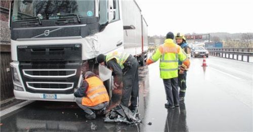 Polizeibeamte begutachten den beschädigten Lkw des 56-jährigen Fahrers aus Italien. Foto Reisner