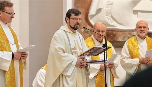 Provinzial Pater Reinhard Gesing (am Mikrofon) hielt den Festgottesdienst, umrahmt von Pater Heinz Menz, Pater Sebastian Raß und Pater Bernhard Stiegler (von links).