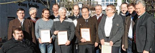 Pruttings Bürgermeister Hans Loy (links) und Vogtareuths Bürgermeister Rudolf Leitmannstetter (rechts) überreichten die Urkunden für langjährige Mitglieder.Foto re