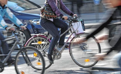 Radln in Kolbermoor: Radlweg-Lücken schließen, Fahrradstraßen realisieren, Fahrradabstellanlagen modernisieren. Dr. Lydia Hufmann-Bisping vom „Institut für innovative Städte“ gab dazu viele Empfehlungen. Foto dpa
