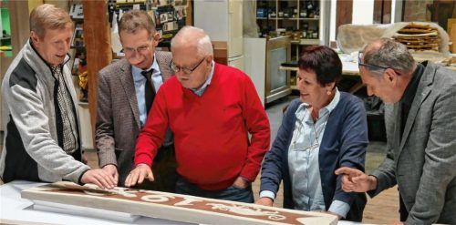 Rosenheims Kämpfer für den Erhalt von Kunst und Kultur: Walter Leicht, Horst Halser (Zweiter und Dritter von links) und Dr. Evelyn Frick, begutachten in den Restaurierungswerkstätten der Firma Neubauer in Mauerkirchen die soeben fertiggestellten Repliken einiger ausgewählter Hausnummern. Fachkundige Erklärungen geben Projektleiter Bernhard Mayrhofer (links) und Geschäftsführer Reiner Neubauer (rechts). Fotos Restaurierungswerkstätten Neubauer GmbH
