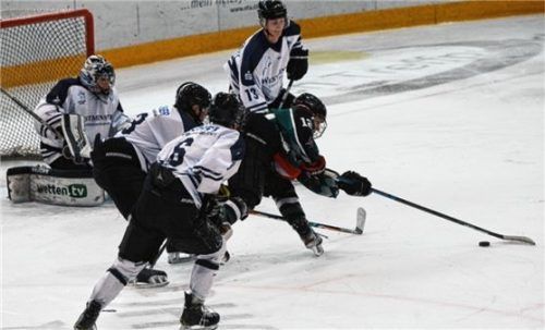 Rosenheims Kilian Steinmann sieht sich hier einer Dresdner Übermacht gegenüber.Foto Ruprecht