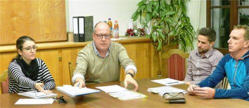 Routinearbeit mit überraschenden Folgen: Der Kiefersfeldener Wahlausschuss mit Veronika Goldmann, Leiter Michael Priermeier, seinem Stellvertreter Sebastian Bichler und Zweiter Bürgermeister Christian König stieß auf den CSU-Lapsus. Foto Hoffmann
