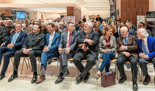 Rund 100 Gäste kamen auf Einladung der CSU zu Premium Cars nach Kolbermoor zur Veranstaltung „Wirtschaft und Politik im Gespräch“. Fotos thomae