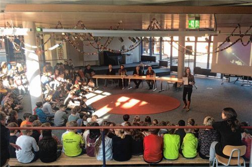 Sarah Finder (rechts stehend), Pädagogin von „Solar für Kids“ gab den Schülern in der Aula einen Einblick ins Thema Fotovoltaik. Beim Start des Projektes waren auch Martin Augustin, Geschäftsführer von „Solar für Kids“, Klimaschutzbeauftragter Martin Korndoerfer, Bürgermeister Peter Kloo und Rektorin Carloa Vordermaier dabei (sitzend, von links). Foto Weinzierl