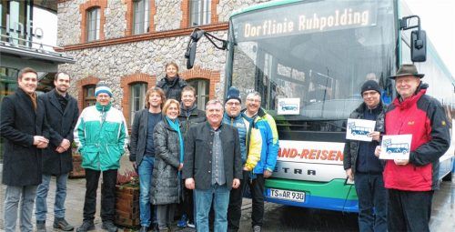 Schickten die neue Ortslinie symbolisch auf den Weg: Justus Pfeiffer, Bernhard Truk, Ludwig Böddecker, Thomas und Herbert Ringsgwandl, Zweite Bürgermeisterin Ulrike Pfeiffer, Hermann Hipf, Johannes Hillebrand, Johannes Stief, Ludwig Schuhbeck, Christian Pletschacher (Alpenland-Reisen) sowie Bürgermeister Claus Pichler (von links).Foto  Schiick