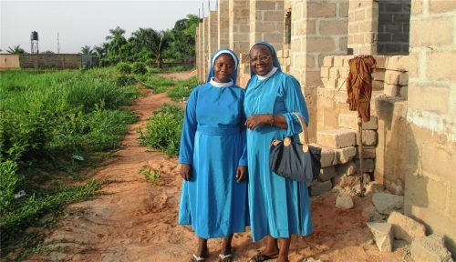 Schwester Mary (rechts) vor dem neuen Kindergarten, an ihrer Seite eine der 13 Mitschwestern, die sich um die rund 60 Mädchen und Buben kümmern, die im Waisen- und Kinderhaus „Madonna Angels“ leben. Fotos re
