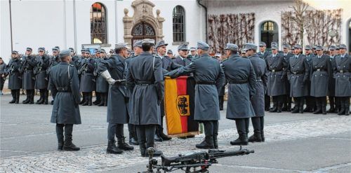Sechs Rekruten legten stellvertretend für alle Teilnehmer die Hand an die Truppenfahne des Gebirgsjägerbataillons 232 und gelobten, der Bundesrepublik Deutschland zu dienen. Fotos Rehberg