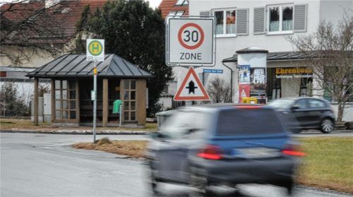 Sehr zügig ist der Kleinwagenfahrer auf der Wasserburger Straße unterwegs. Spätestens 100 Meter weiter nicht mehr, da beginnt der Slalom um geparkte Autos und Fahrbahnverengungen. Vorher aber wird auf der geraden Strecke gerne Gas gegeben. Foto Schlecker