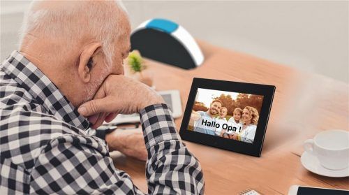 Senioren brauchen smarte Technik nicht zu scheuen – sie kann im Alltag praktische Dienste erweisen. Foto Baser International