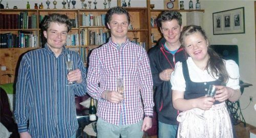 Sie halten zusammen und meistern ihr Leben so selbstständig wie möglich (von links): Benedict (35), Florian (31), Maximilian (36) und Regina (22). Das Bild entstand Weihnachten 2011. Fotos privat
