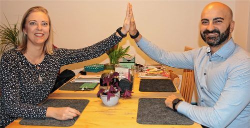 Sie sagen „Ja“ zueinander: Maria Dornau und Masoud Shahabi-Pour, die am heutigen Donnerstag ihre standesamtliche Hochzeit im Waldkraiburger Rathaus feiern. Kennengelernt haben sich die beiden bei einer Online-Partnervermittlung, die ihnen eine Übereinstimmung der besonderen Klasse attestierte. Foto Huckemeyer