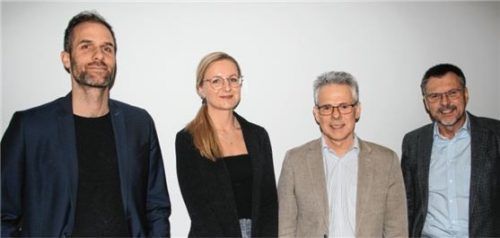 Sie stehen hinter dem Präventionsprojekt: (von links) Projektleiter Benjamin Grünbichler von der Suchtberatung NEON, Regina Rasch, AOK-Geschäftsstellenleiterin in Waldkraiburg, und die beiden Direktoren Helmut Wittmann und Gunther Fuchs.Foto  AOK