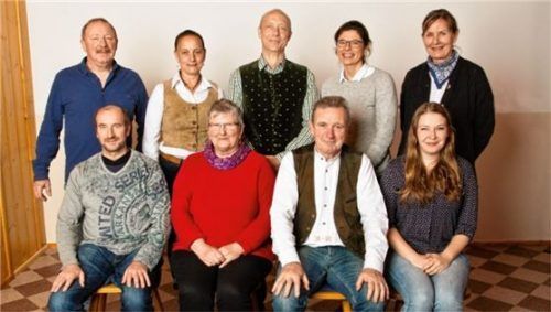 Sie treten für die SPD in Flintsbach an (vorne von links): Rainer Kranz, Ulrike Hanekamp, Michael Rusp, Sofia Bartl sowie (hinten, von links) Peter Bartl, Mary Lou Tausch, Karl Schulz, Andrea Dirl und Gabriele Mahler. Foto re