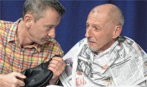 Sie warten gemeinsam auf Godot: Oliver Männer als Estragon (links) sowie Gerd Niedermayer als Wladimir im Theater am Markt. Foto Mayer