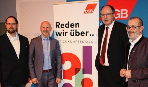 Sie wollen eine zukunftsfähige Wirtschaft, die gute Arbeit bietet: (von links) Daniel Berger (DGB Kreisverband Altötting), Regionsgeschäftsführer Günther Zellner, Stefan Körzell vom Bundesvorstand des DGB und der Kreisvorsitzende Richard Fischer.Foto Hoffmann