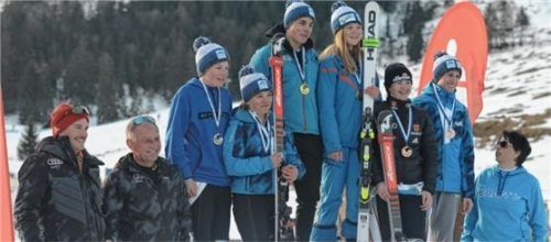 Siegerehrung der Inngaumeister im Riesenslalom, von links: Cheftrainer Dominik Homsek, zweiter Vorstand SV Inngau Hans Gerzer, Tobias Reichel, Lisa Seebacher, Benedikt Kagleder, Hannah Thalmeier, Viola Thiry, Daniel Schuller und Petra Niklas, SV-DJK Kolbermoor. Foto  Buhleier