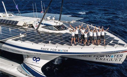 Sieht nach Urlaub aus, ist aber harte Arbeit. Das engagierte Team um den Schweizer Marco Simeoni möchte die Weltmeere vom Plastik befreien. Neun Monate waren sie dafür auf diesem Katamaran unterwegs und haben geforscht.Foto Peter Charaf