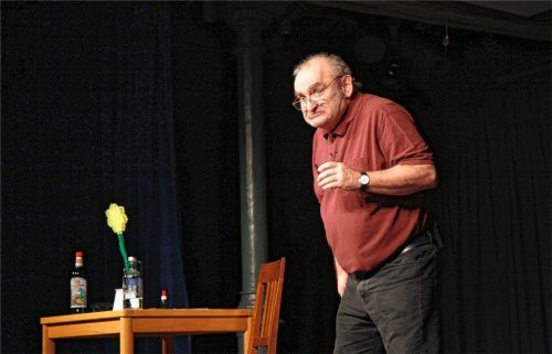Sigi Zimmerschied kritisiert, indem er Stammtischweisheiten hintereinander reiht. Foto  von Ahn