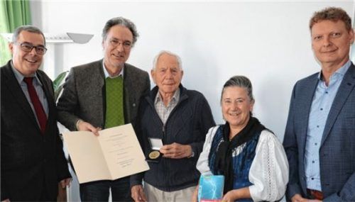 Simon Bauer erhält die Wetterdienstplakette und eine Urkunde. Von links: Detlef Aßmann, Bürgermeister Peter Solnar, Simon Bauer, Leni Bauer, Thomas Hirchert.Foto Rehberg