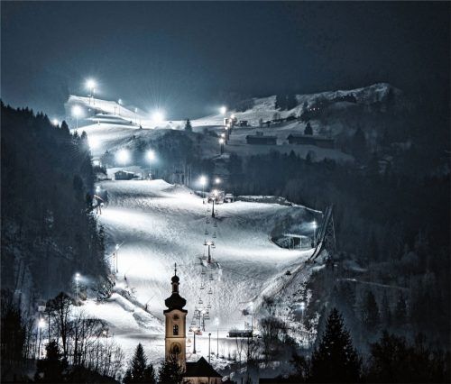 „Ski und Rodel gut“ heißt es seit Jahresbeginn am Hocheck in Oberaudorf. Das Gros der Skifahrer bleibt jedoch aus. Die Wetterkapriolen seit Winterbeginn bremsen den Elan der Wintersportler. Wer tagsüber keine Zeit hat, kann am Hocheck auch abends wedeln. Unser Bild zeigt die hell erleuchtete Flutlichtpiste.Foto hocheck Bergbahnen Gmbh
