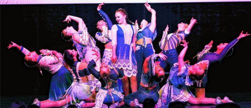 „Smartopia – Fortschritt oder letzter Schritt“ – Mit ihrem aktuellen Programm setzte die Narrengilde Kraiburg den Schlusspunkt der knapp fünfstündigen Veranstaltung. Fotos  Stuffer