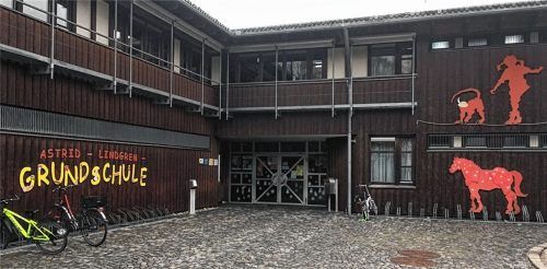 So leer wie der Eingangsbereich sind derzeit auch die Klassenzimmer an der Astrid-Lindgren-Grundschule. Weil so viele Schüler krank sind, fällt der Unterricht an zwei Tagen komplett aus.Foto schlecker